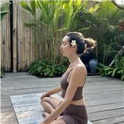 Instructora de Yoga con formación en Bali. Hatha, Vinyasa flow, Yoga Nidra, meditación